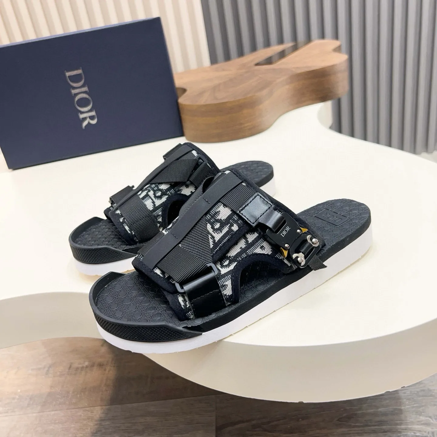 Factory price: 300💰Dior Alias ​​men's leather slippers. This Alias ​​sandal is a new summer product, showing a casual and elegant style. Carefully crafted from grained cow leather and Oblique printed fabric, with cowhide lining! Cross-strap design with metal-clad brass CD Diamond logo. The imported cowhide leather and rubber sole adds sophistication and comfort, while Oblique print-effect anti-slip panels add style. Size: 38-44 (45 customized)